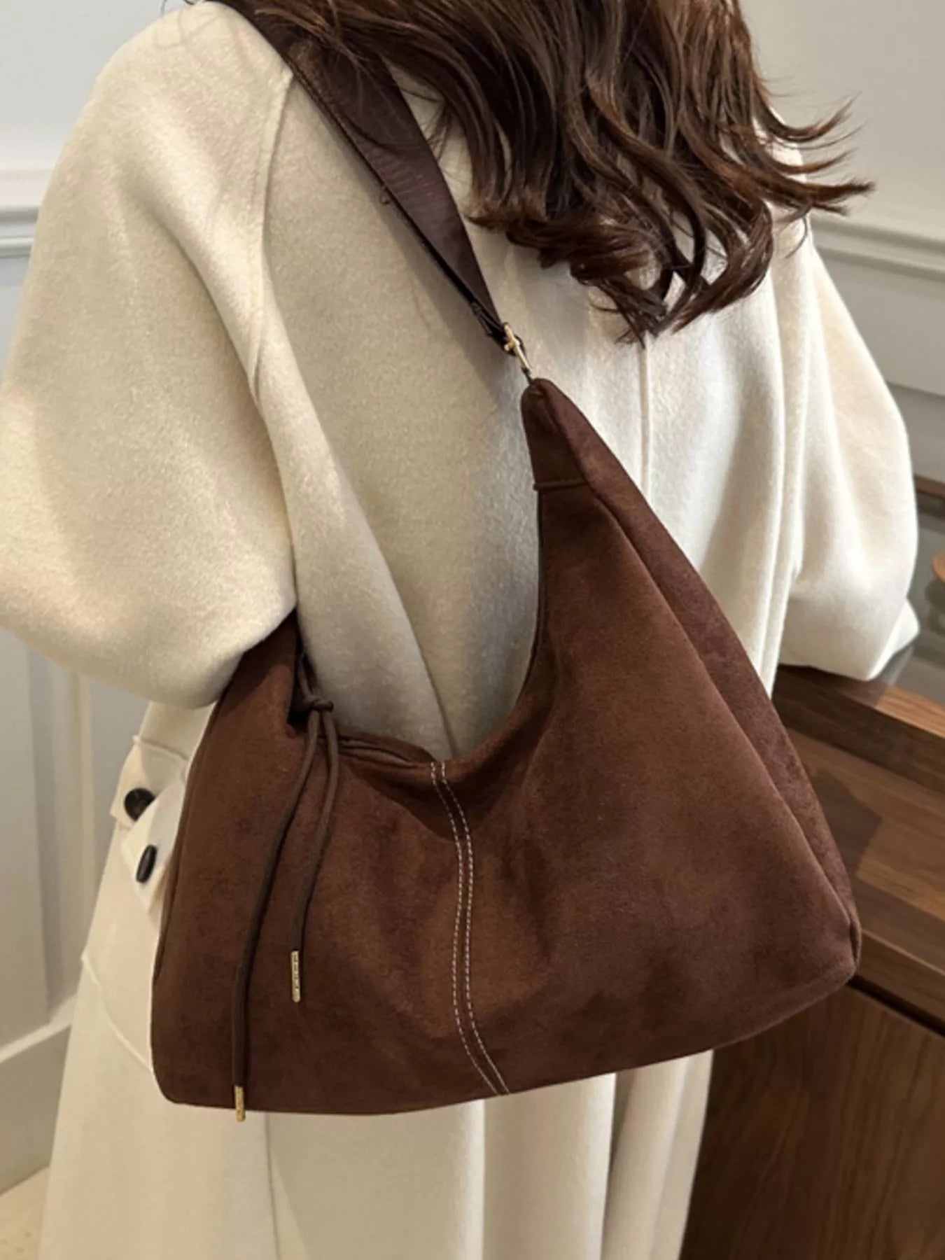 adjustable-strap-crossbody-bag-strap-detail-comfort-fit