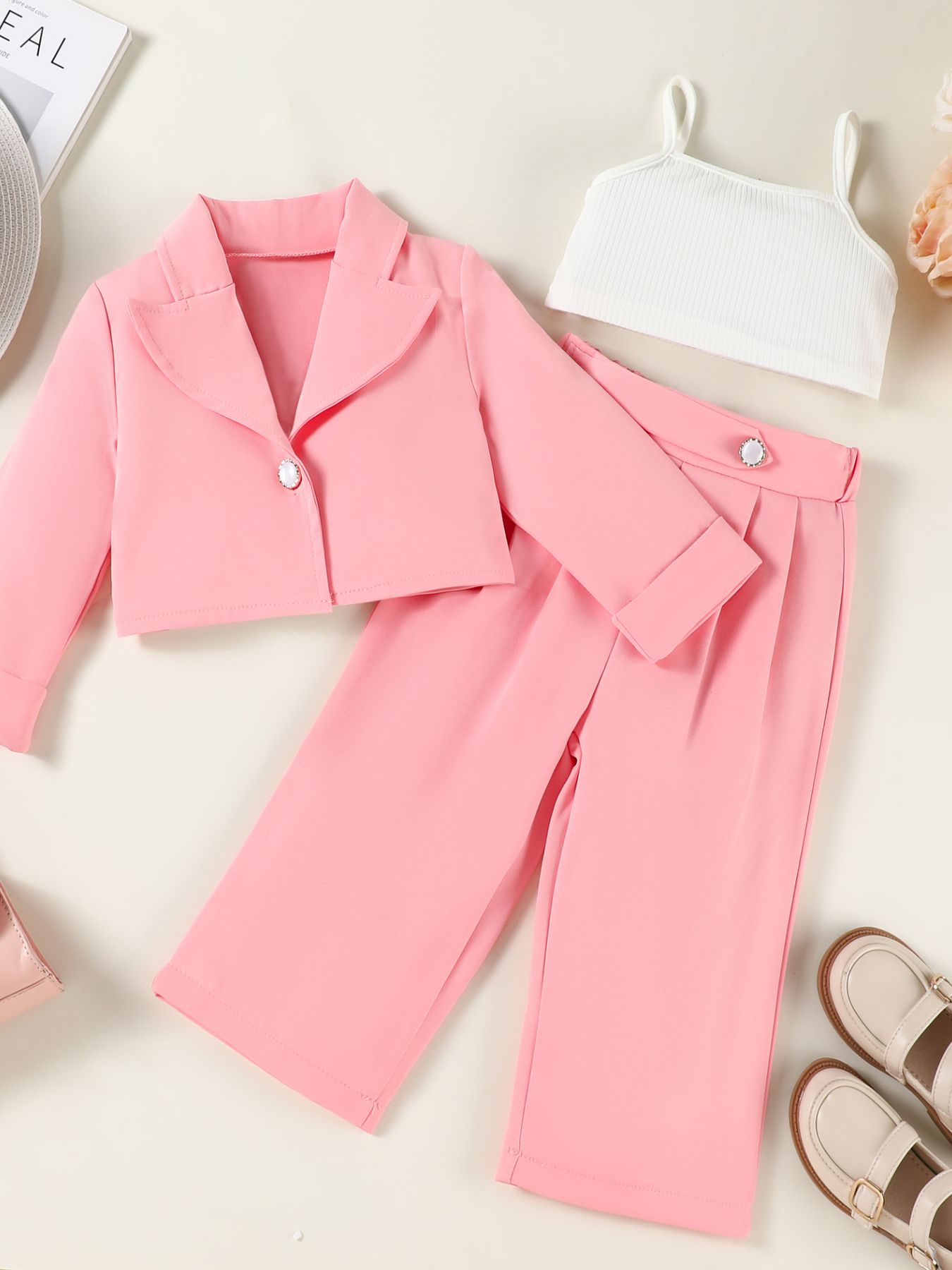 close-up-kids-one-button-blazer-detail