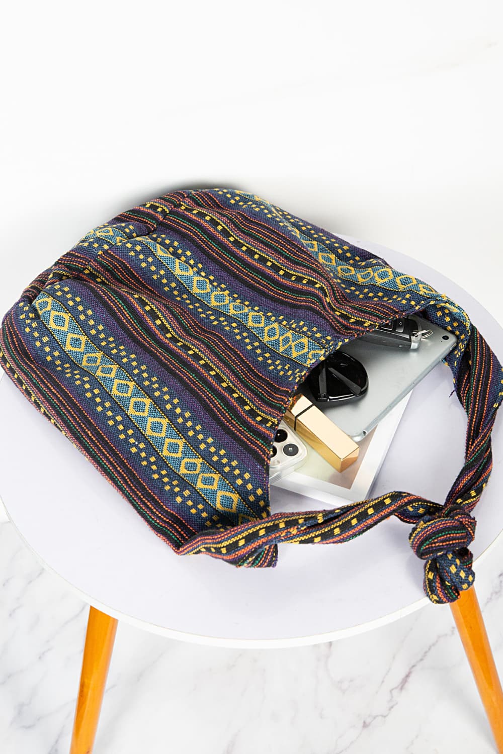 large-canvas-crossbody-bag-side-view-adjustable-strap