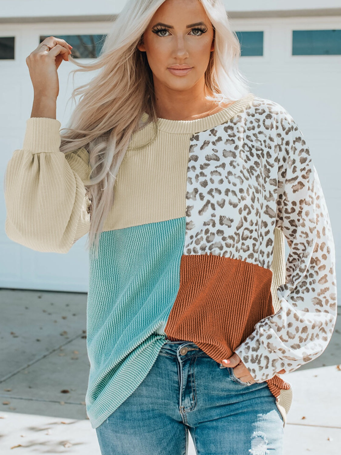 color-block-leopard-round-neck-sweatshirt-color-contrast-detail