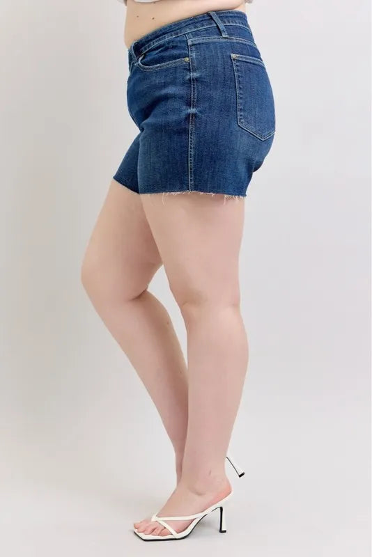 close-up-criss-cross-waistband-denim-shorts-detail-fashion