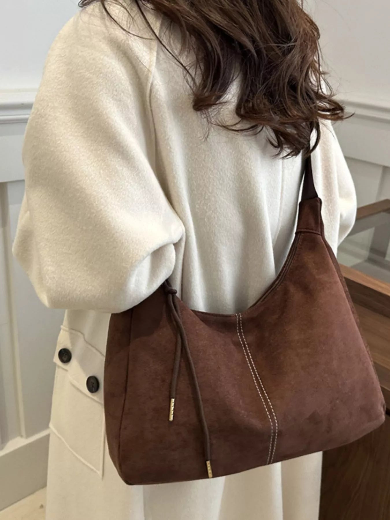 close-up-adjustable-strap-crossbody-bag-material-detail