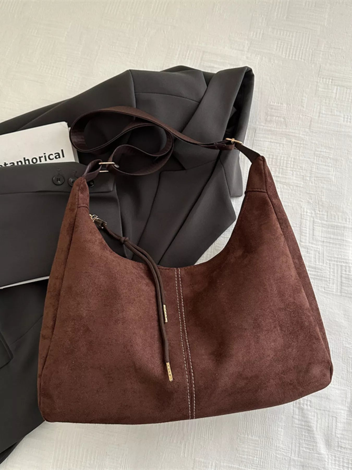 styled-adjustable-strap-crossbody-bag-casual-outfit