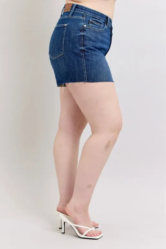 on-model-judy-blue-plus-size-criss-cross-waist-denim-shorts-summer-look