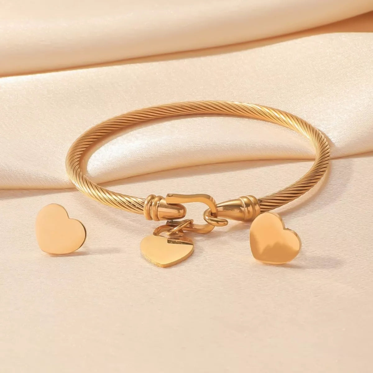 close-up-18k-gold-plated-heart-earrings-detail-fashion-jewelry