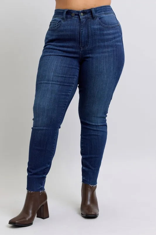 on-model-judy-blue-plus-size-skinny-jeans-raw-hem-trendy-look