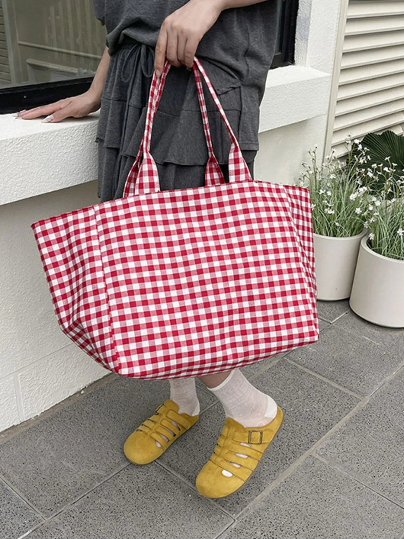 close-up-classic-plaid-tote-bag-pattern-detail