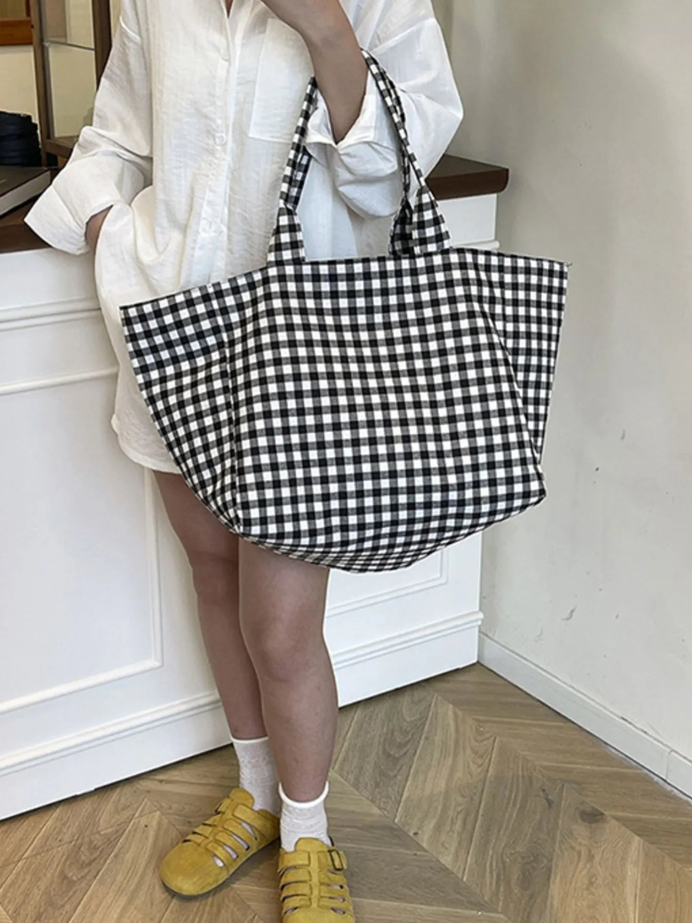 classic-plaid-tote-bag-side-view-spacious-design