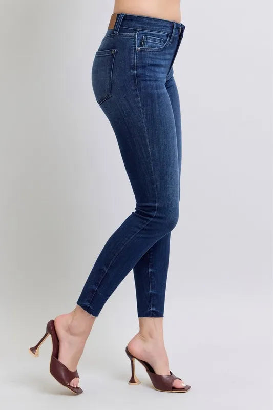close-up-judy-blue-skinny-jeans-raw-hem-detail