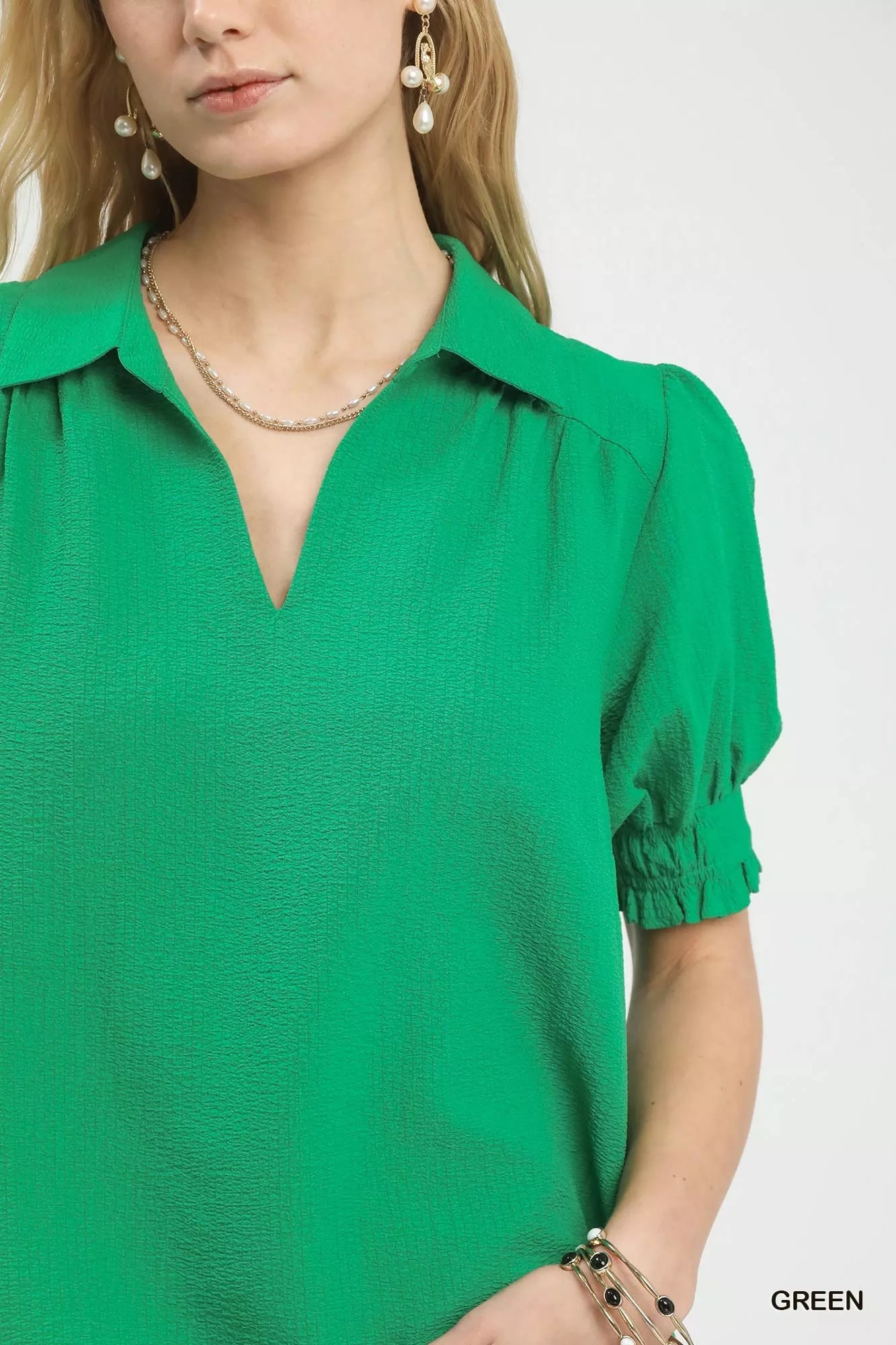 close-up-seersucker-fabric-puff-sleeve-blouse-texture-detail