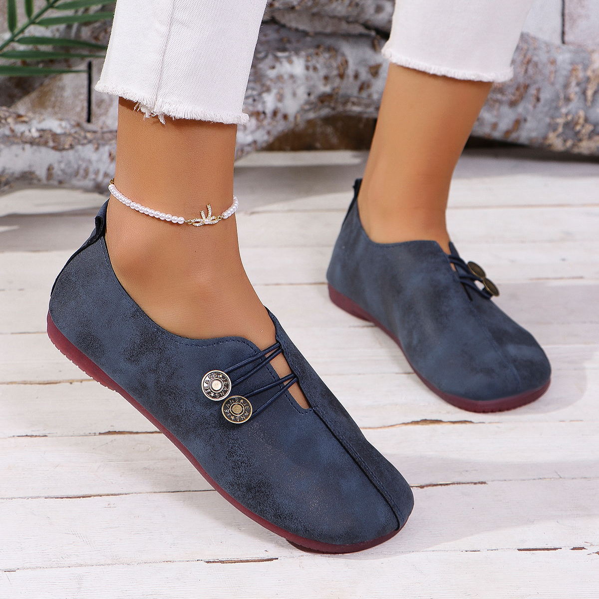 close-up-round-toe-slip-on-shoes-material-detail
