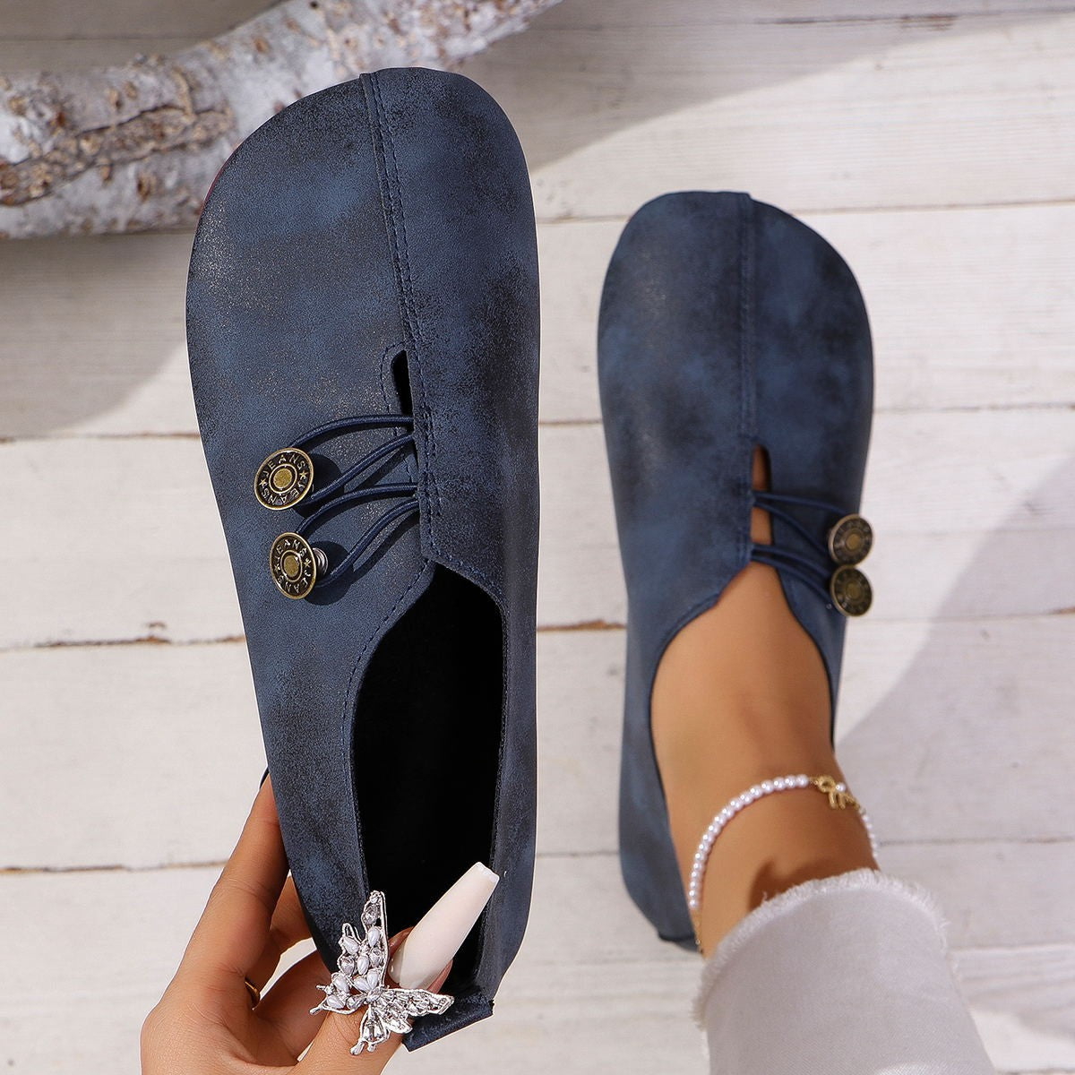 round-toe-slip-on-shoes-sole-detail-durable-design