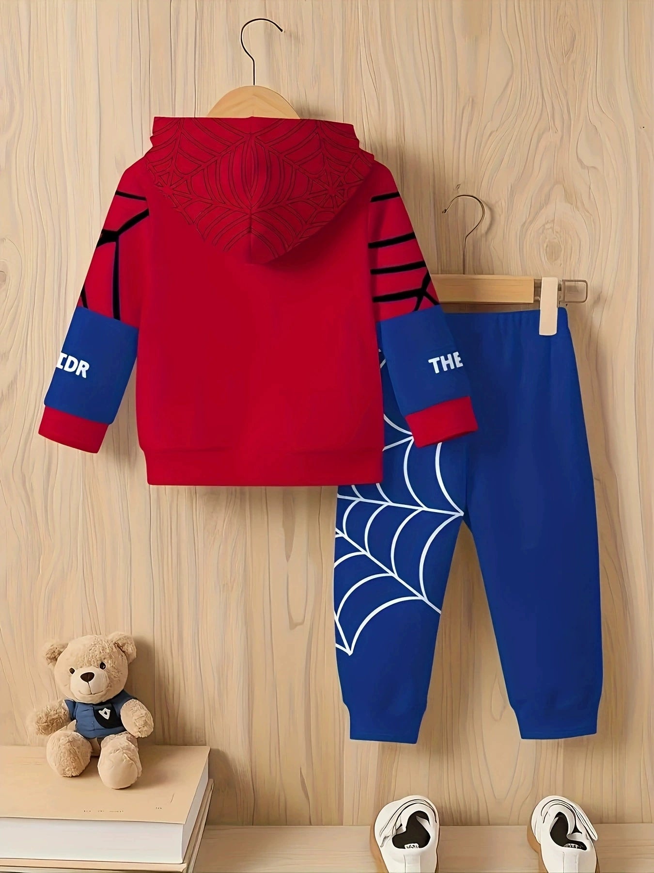 close-up-spider-web-hoodie-print-detail-soft-fabric-kids-clothing