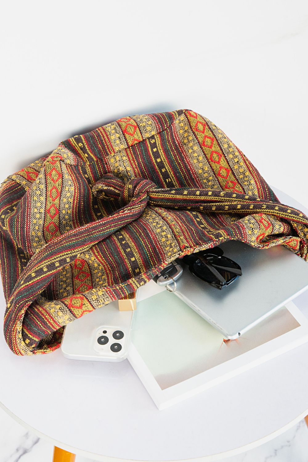 large-canvas-crossbody-bag-adjustable-strap-detail