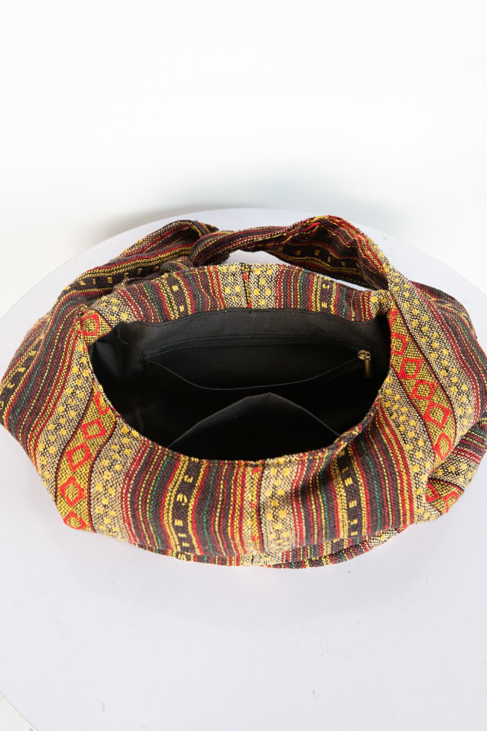 styled-large-canvas-crossbody-bag-casual-outfit