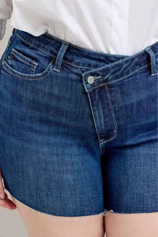 styled-judy-blue-plus-size-criss-cross-waist-denim-shorts-casual-outfit