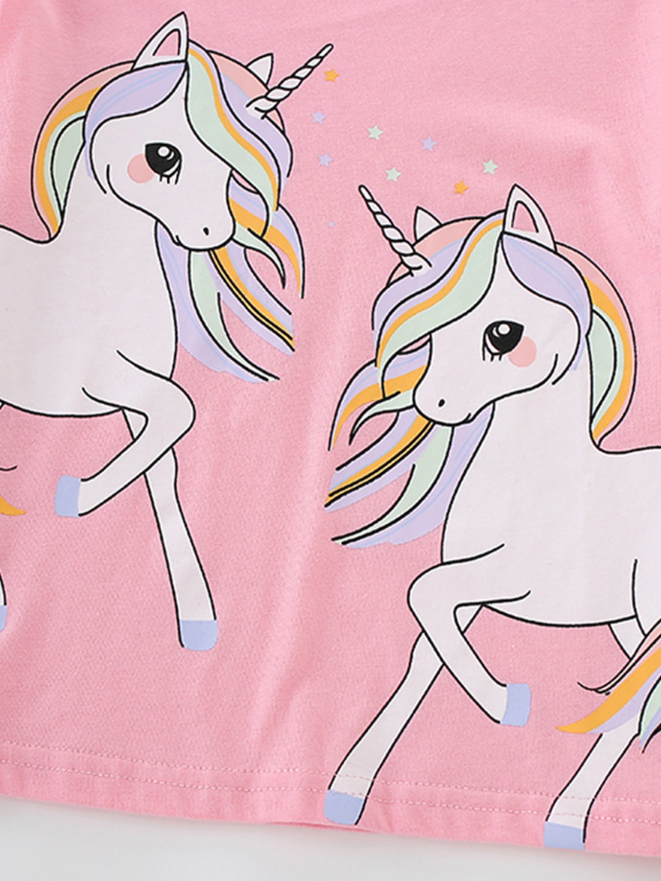 close-up-unicorn-print-tee-kids-outfit-detail